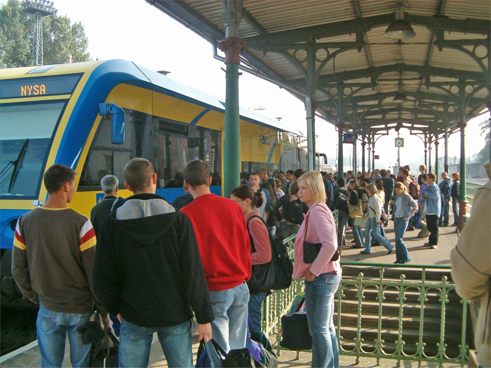 Po otwarciu uczelni w Nysie pociągami na linii 137 podróżowały tłumy studentów. Widząc, że wielu z nich nie mieści się do składów, trudno było mi uwierzyć, jak mocno faworyzowano wówczas połączenia z Nysy do Opola, podczas gdy kierunek na Kędzierzyn został świadomie zepchnięty na margines