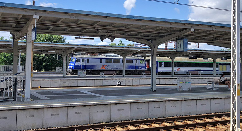 Częsty widok w wakacje czyli skład wagonowy z Krakowa w Kędzierzynie a dalej zastępczym autobusem do Prudnika i Nysy i Jeleniej Góry